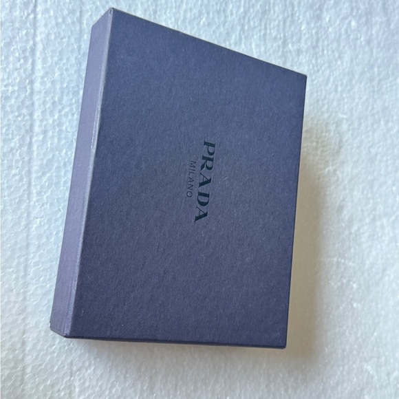 Prada Elegant Leather Card Holder wallet - Picture 12 of 13
